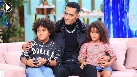 فيديو: محمد رمضان يظهر مع ابنيه لأول مرة وابنته تقلّده وتخطف الانظار بشقاوتها