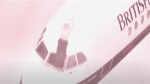 قائد طائرة يعلق خارجها على ارتفاع 7 آلاف متر