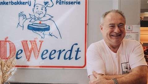 مخبز بلجيكي يفاجئ زبائنه بقطع ذهبية في الكعك