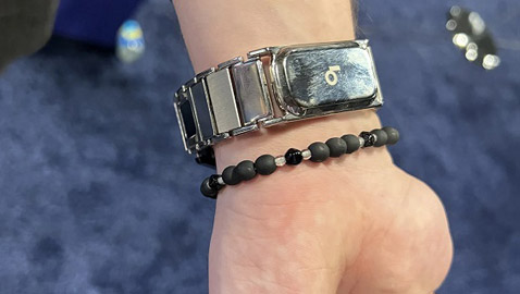 أول متتبع للصحة في العالم يعمل على طاقة الجسم