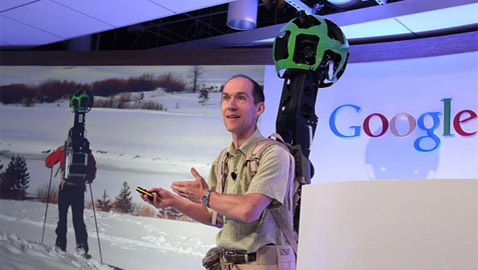 من حلاب الأفاعي إلى النائمة المحترفة.. أغرب 5 وظائف في العالم