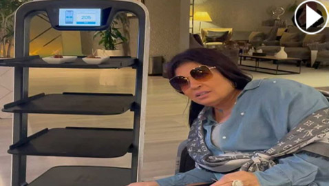 فيديو: خفة دم فيفي عبده وهي تطرد النادل الروبوت بالمطعم.. 