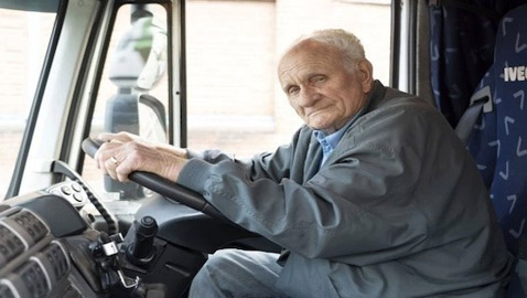 سائق شاحنة تسعيني يستمر بالعمل 12 ساعة يومياً.. والسبب؟