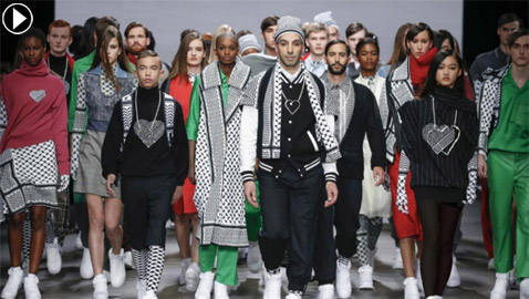 فيديو وصور: مصمم هولندي يقدم أزياء بألوان الكوفية الفلسطينية 