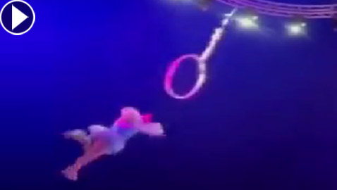 فيديو يحبس الأنفاس: سقوط مروع للاعبة سيرك بعدما خانها الطوق!