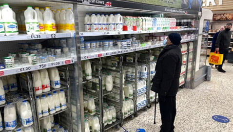 لمنع السرقة.. محلات بريطانية توصد أبواب ثلاجاتها بالأقفال