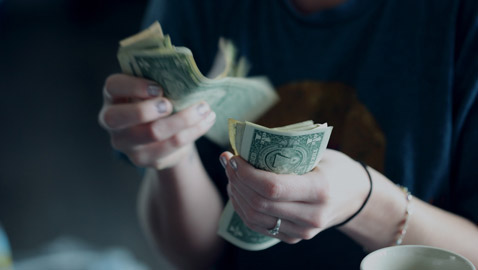 القبض على موظفة بنك صينية بعد 25 عاما من سرقتها نصف مليون دولار!