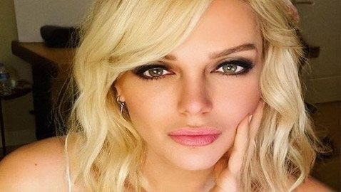 ملكة جمال سابقة تدعي مقدرتها على التحدث مع الفضائيين والأموات