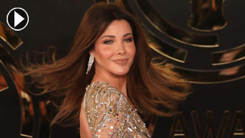 فيديو: نانسي عجرم بإطلالة ذهبية في حفلها الاخير.. ولماذا هربت من البودي جارد؟ 