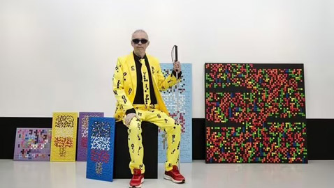 موهبته هزمت الإعاقة.. فنان كفيف يبدع فى رسم لوحات بتقنية برايل 