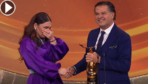 فيديو: فنانة شابة تبكي على المسرح أمام راغب علامة.. ومسح دموعها بمنديله!