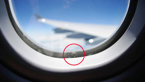 ثقب في نافذة الطائرة.. ما السبب الذي لا يدركه كثيرون؟