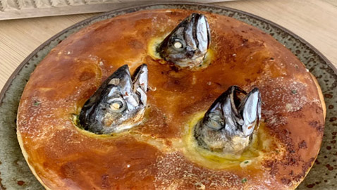 تخرج منها رؤوس أسماك ميتة.. ما القصة وراء هذه الفطيرة الغريبة ببريطانيا؟