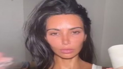 كيم كارداشيان تصدم الجمهور بملامحها بدون مكياج