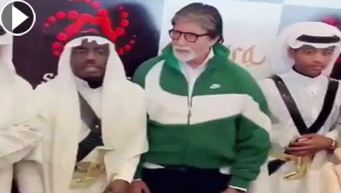فيديو: الفنان الهندي أميتاب باتشان يشارك برقصة العرضة السعودية