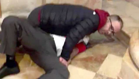 فيديو لمسلم بطل يتصدى بجسده لاعتداء على كنيسة 