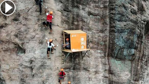 استراحة متعلقة.. متنزه بالصين يعرض أغرب وأخطر متجر في العالم!