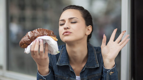 حقيقة أم خرافة! هل تجعلك الشوكولاتة الداكنة سعيدًا ؟