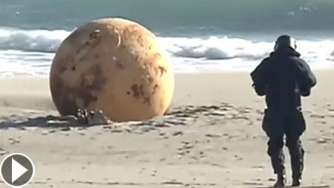 كرة حديدية غريبة قذفتها المياه.. تثير زوبعة باليابان!