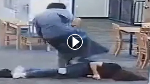 فيديو وحشي: طالب أمريكي يضرب معلمته بعنف حتى فقدت الوعي!