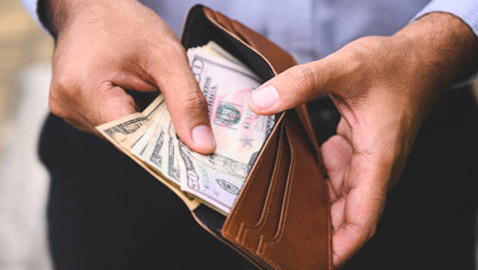 لماذا عليك الاحتفاظ بورقة نقدية كبيرة في محفظتك؟