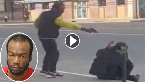 فيديو صادم: رجل أمريكي يقتل مشردا في الشارع بدم بارد!