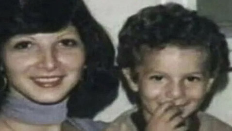 صورة نادرة لطفولة باسل خياط مع والدته.. والجمهور يشبهها بفنانة أمريكية