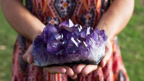 5 أحجار كريمة مرتبطة بأساطير.. الجمشت للحماية من السموم والإسكندرية للحظ