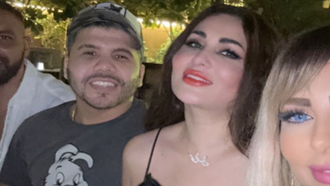 صور ندى الكامل طليقة أحمد الفيشاوي مع عمر كمال بفستان جريء مكشوف الصدر!