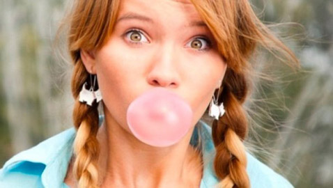 تبقى بالمعدة 7 سنوات.. هل التحذيرات حول ابتلاع العلكة صحيحة؟