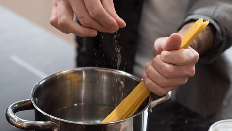 لماذا يعد إضافة الملح إلى الماء عند سلق المعكرونة أمراً خطيراً؟