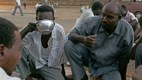 قطع الطريق على المسافرين.. أغرب عادات رمضان بالسودان