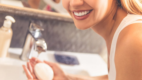 خطورة غسل وجهكِ بالصابون.. تعرفي إليها