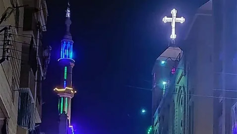 الجميع في استقبال رمضان في مصر.. كنيسة ومسجد يتشاركان بتعليق الزينة