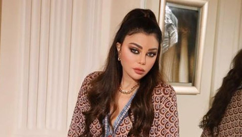 صور: هيفاء وهبي بإطلالة رمضانية مميزة بعباءة طويلة جميلة..