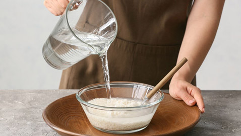 ماء الأرز لنمو الشعر.. كيف تصنعينه في المنزل؟