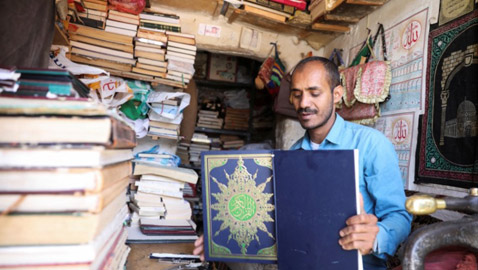 تجليد المصاحف والكتب..عمل ينتعش في اليمن خلال شهر رمضان
