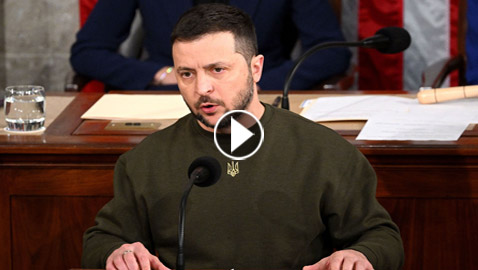 فيديو.. تعرض زيلينسكي لموقف محرج جدا