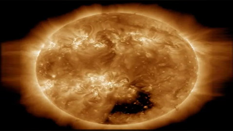 تطلق رياحا تتجه نحو الأرض.. اكتشاف بقعة هائلة على سطح الشمس