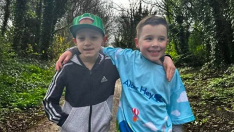 طفل في السابعة يمشي 65 كيلومتراً لعلاج ابن عمه