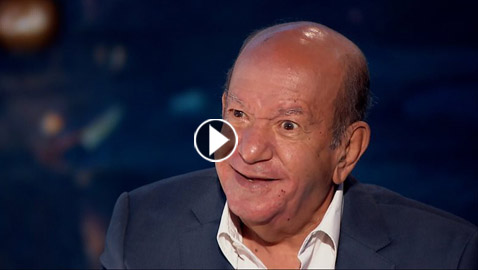 فيديو مؤثر: لطفي لبيب حزين من تقصير هنيدي معه ولهذا لم يصلّي وهو في الجيش!