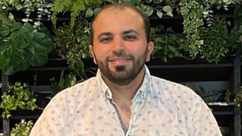 طبيب مصري بألمانيا يهاجم مديره العنصري ويجبره الاعتذار بعد وصفه شهر رمضان بـ اللعين!