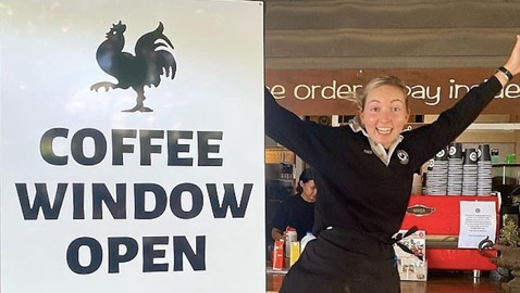 كيف حلّ هذا المقهى مشكلة نقص العمالة؟