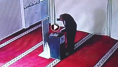 الكاميرا كشفته.. لص سرق أموال التبرعات من داخل المسجد ثم تظاهر بالصلاة!