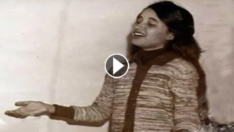 صورة لطيفة التونسية في طفولتها.. أصبحت من أشهر نجمات الغناء.. فيديو