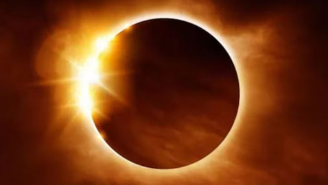 صور: العالم يشهد ظاهرة كسوف الشمس الكلي الهجين