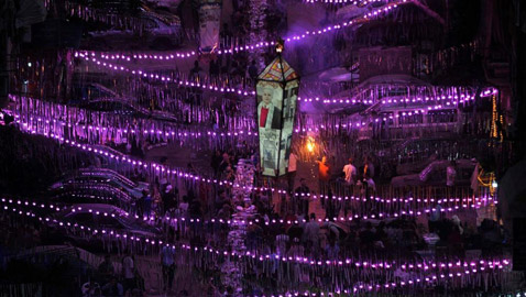 أطول مائدة رمضانية فى مصر بطول 2.5 كم.. الأهالى ينظمون إفطارا لـ10 آلاف صائم