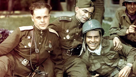 عناق حار.. قصة أول لقاء بين جيشي أميركا والسوفييت
