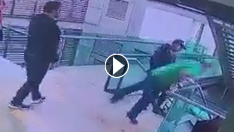 فيديو صادم: سجين قفز من أعلى الدرج أمام حراسه ليلقى حتفه!