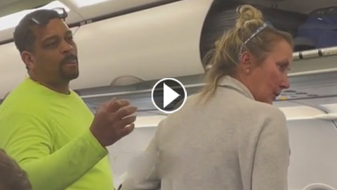 مسافرون يعاقبون راكبة مزعجة.. صوتوا بطردها من الطائرة.. فيديو